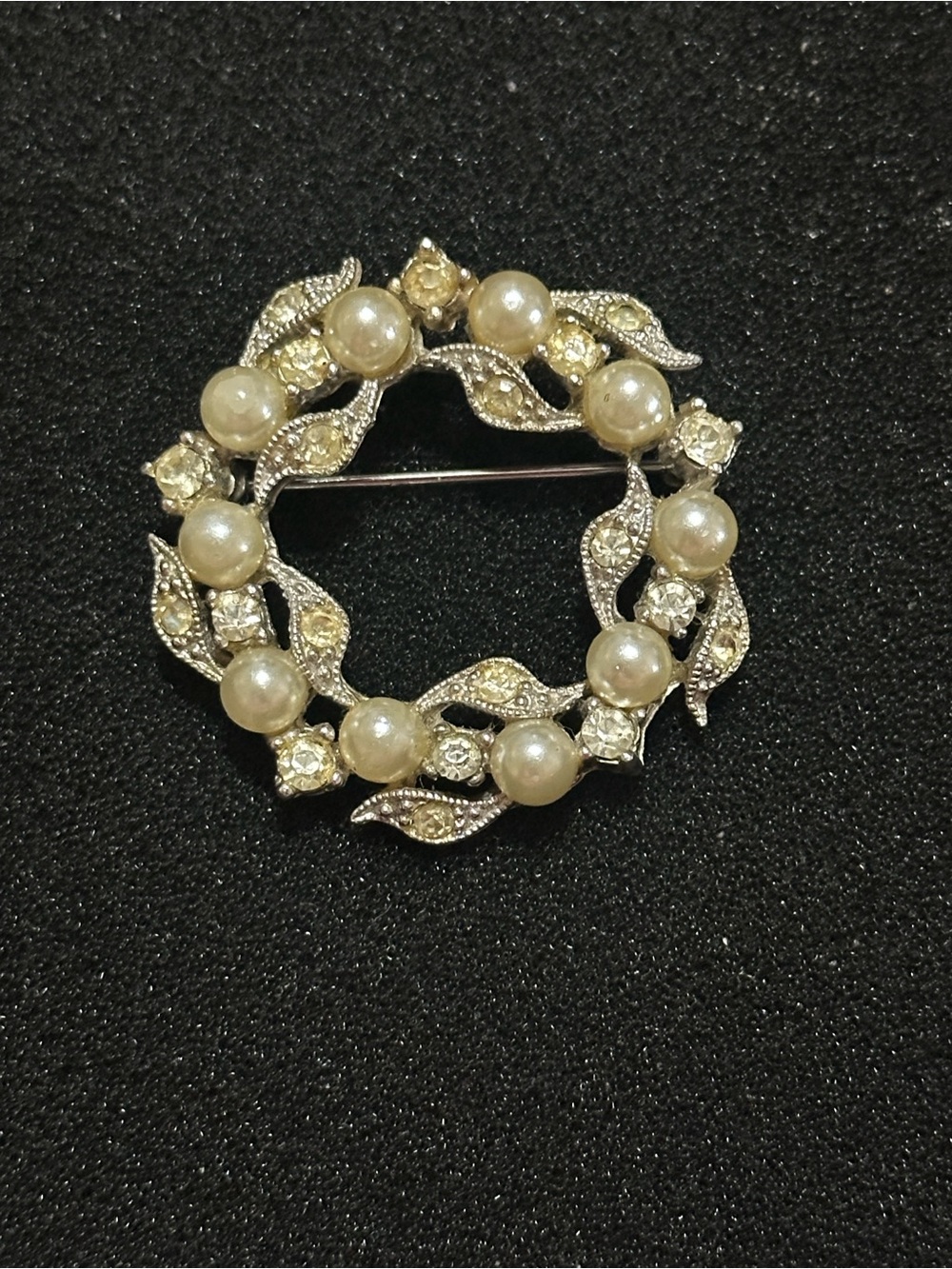 Vintage 1960s Pearls and Ice Silver Tone Wreath Brooch Pin - Design 0157P